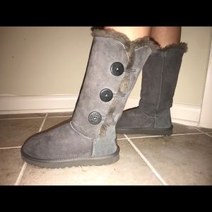 UGG Bailey Triple Button in grey